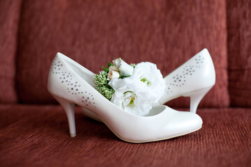 Wall Mural - Bridal accessories: beige shoes and bride's bouquet