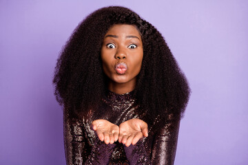 Poster - Photo of young pretty charming lovely african woman with wavy hair send air kiss isolated on violet color background