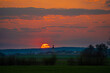 Sonnenuntergang und Abendrot vor mit Dorf und Kirchturm in Deutschland