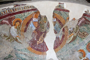  Cristo benedicente con angeli; affresco di stile bizantino nella chiesa romanica di San Michele a Oleggio