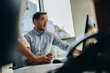 Manger helping coworker in new project