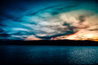 Letni zachód słońca piękne niebo. Jezioro Solińskie.
