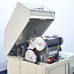 Double acting fine jaw crusher