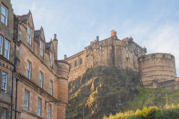 Wall Mural - View from Grassmarket of the iconic medieval hilltop Edinburgh Castle in the historic Scottish old town of Edinburgh, Scotland during golden hour on a summer evening.