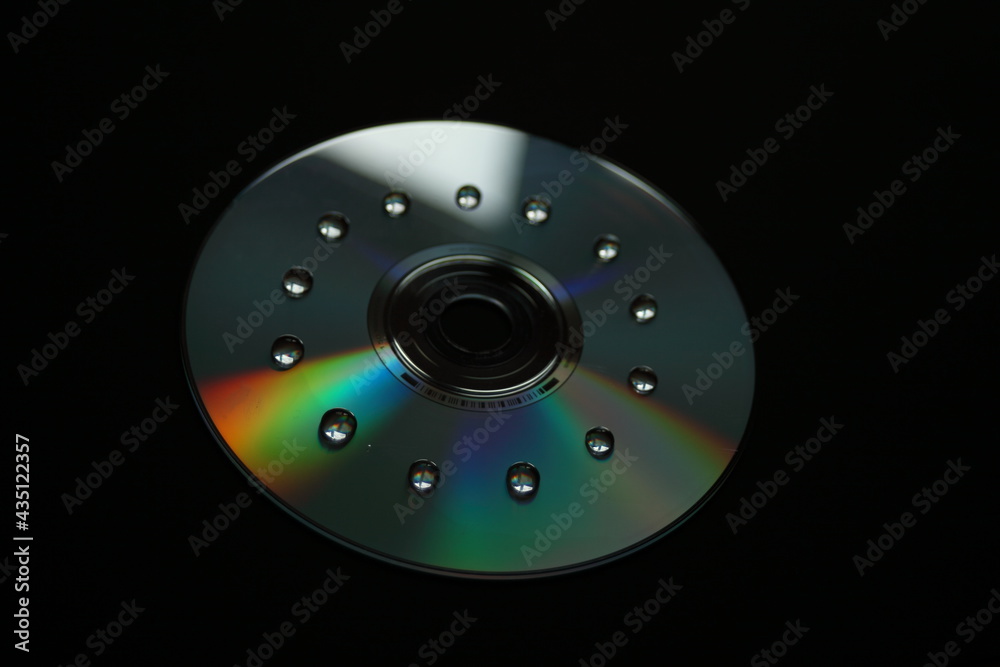 Płyta CD z kroplami wody - obrazy, fototapety, plakaty 