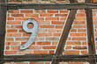 Hausnummer auf Ziegelfassade