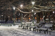 Park planty w krakowie w zimie - śnieg na alejkach i ławkach