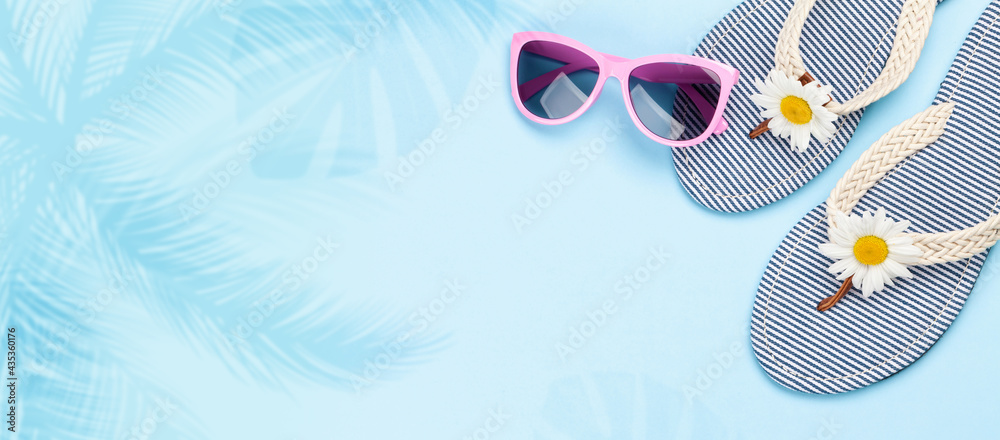 Beach flip flops with flowers and sunglasses - obrazy, fototapety, plakaty 