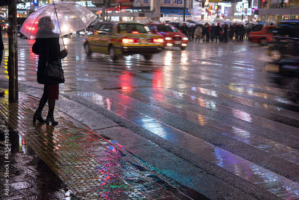 Rainy night at Shibuya Crossing in Tokyo　雨の夜の渋谷スクランブル交差点 - obrazy, fototapety, plakaty 