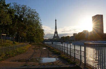 Wall Mural - View of the Eiffel tower and Seine river at sunrise, Paris.