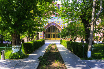Naklejka na meble Yerevan, Armenia: Yerevan Blue Mosque Inner Courtyard and a Lush Green Persian Garden