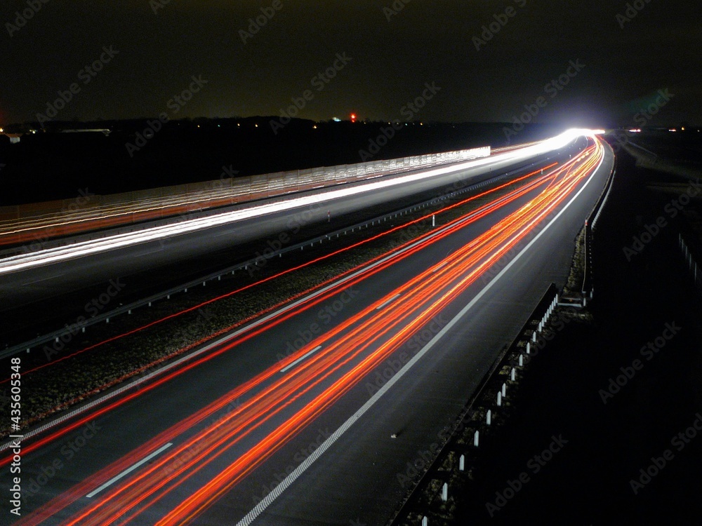 Ruch na autostradzie nocą - obrazy, fototapety, plakaty 