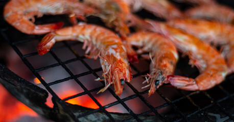 close up shrimp on the grill