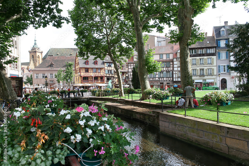 Centrum starego miasta w Colmar, Alzacja, zielony park nad kanałem. - obrazy, fototapety, plakaty 