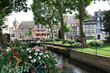 Centrum starego miasta w Colmar, Alzacja, zielony park nad kanałem.