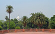Gurudwara Damdama Sahib, Sikh Tempel, Neu Dehli, Indien, Palmen im Vordergrund, blauer Himmel