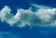 Chmury na tle błękitu nieba