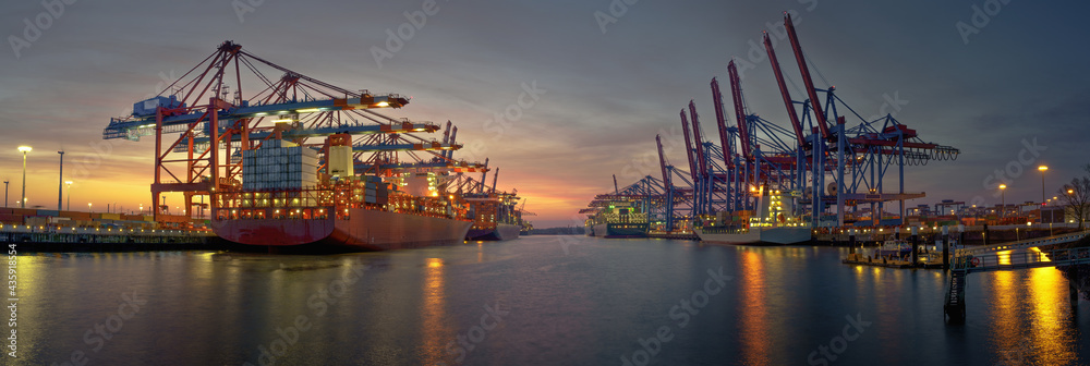 container terminal in the evening in hamburg harbor  - obrazy, fototapety, plakaty 