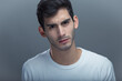 © GR-Photography - Retrato de estudio de joven con mirada desafiante
