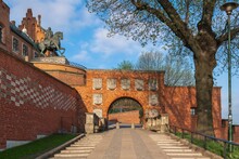 Widok Na Wejście Na Wawel Od Strony Pomnika Kościuszki O Poranku