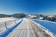Landstraße in winterlichem Oberallgäu