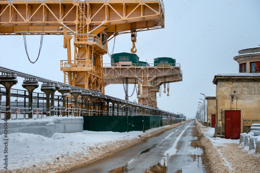 Dubna, Portal cranes for lifting and lowering gates at Spillway Dam of ...