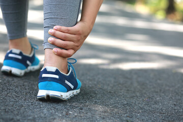 A woman with a leg pain At the park