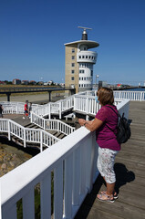 Poster - Frau mit Maske an der Alten Liebe in Cuxhaven