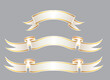 Drei weißgoldene Banderolen in verschiedenen Ausführungen