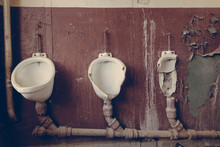 Toilettes Avec Urinoirs Détruits, Cassés