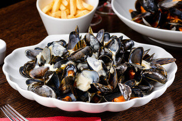 Canvas Print - Delicious Shellfish Traditional Mussels with sour cream sauce on