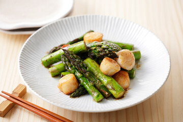 Wall Mural - グリーンアスパラガスと帆立のバター炒め　Stir-fried green asparagus and scallops with butter