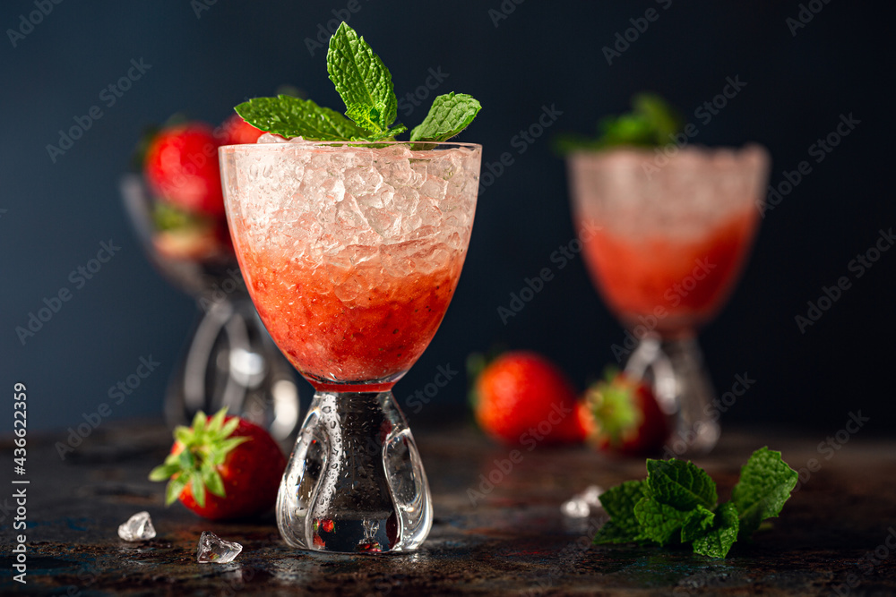 Fresh cocktail with crushed ice, strawberry and mint - obrazy, fototapety, plakaty 