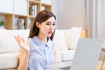 Canvas Print - woman has video chat