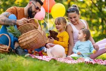 Canvas Print - Family picnicking in the park