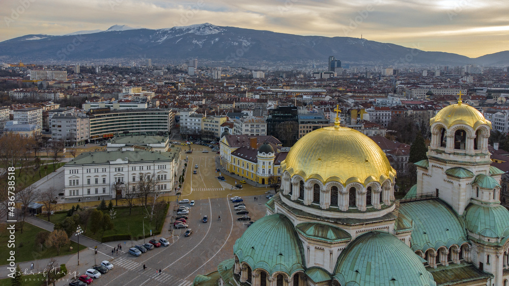 Obraz na płótnie Aerial shot of the Cathedral Saint Aleksandar Nevski and buildings in Sofia, Bulgaria w salonie