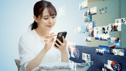 Poster - スマホで映像を見る女性　デジタルコンテンツ 