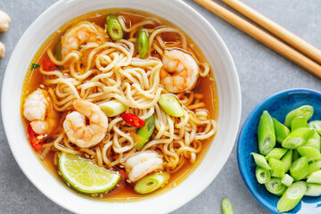 Wall Mural - Asian noodles in bowl on concrete background