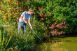 © ARochau - Junger Golfer fischt einen Ball aus dem Teich