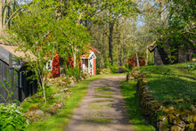 Idyllisk Red Cottage In A Rural Village