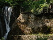 naturalny wodospad na skale wśród zieleni - poziomo