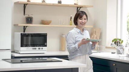 Sticker - 完成した料理を持つ若い女性