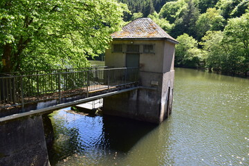 Poster - eckiges Haus in der Dhrontalsperre