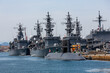 停泊中の海上自衛隊の護衛艦と潜水艦(呉・広島)