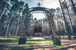Tor Kreuz Monument im polnischen Wald. Menschenleere Fotografie der Gedenkstätte im Wald für die Opfer der Nazis in Polen in Lubkowo. Waldfotografie Waldschneise an der Lichtung 