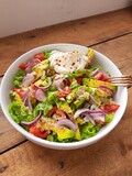Fototapeta  - Zdrowy, pyszny posiłek wegetariański, sałatka z awokado, warzywami i jogurtem.