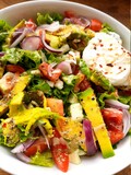Fototapeta  - Zdrowy posiłek, sałatka z warzywami i awokado w białej misce na tle drewnianego stołu.