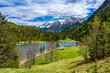 Wanderurlaub im schönen Bayern: Der traumhafte Ferchensee bei Mittenwald mit dem schneebedeckten Karwendelgebirge im Hintergrund