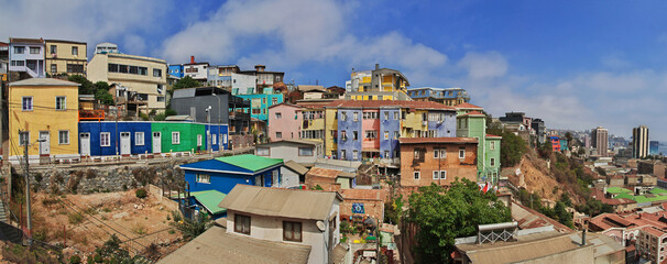 Canvas Print - The view on the hill with vintage houses in Valparaiso, Pacific coast, Chile