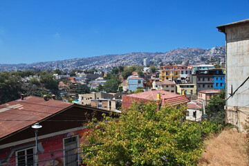 Canvas Print - The view on the hill with vintage houses in Valparaiso, Pacific coast, Chile